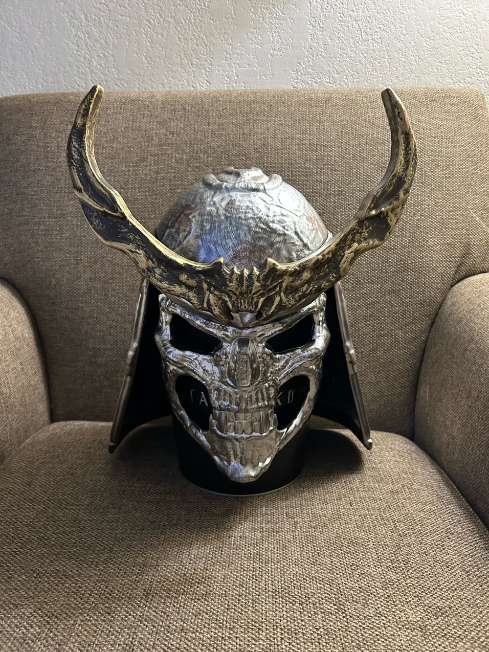 Shao Kahn popcorn bucket & helmet! Mortal Kombat 2!! Regal cinema (USA) EXCL!